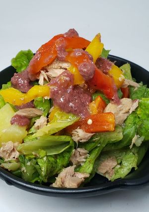 Una foto de Ensalada con Atún, Morrones, Papa, Aceitunas