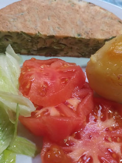 Una foto de Tortilla de porotitos verdes con papas doradas