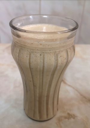 Una foto de Batido de plátano, almendras y algarrobina