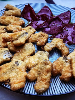 Una foto de Kokotxas de merluza a la romana con pimientos asados