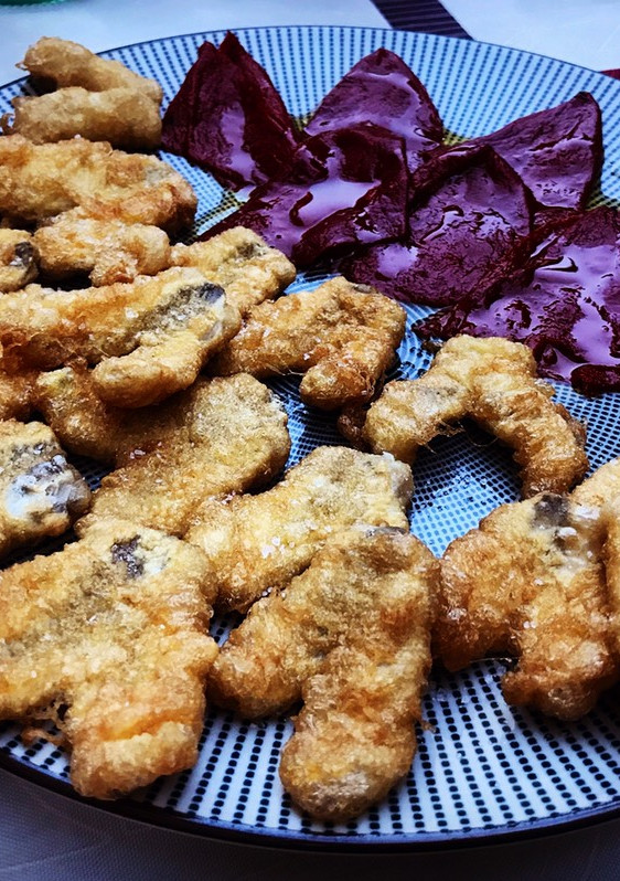 Una foto de Kokotxas de merluza a la romana con pimientos asados