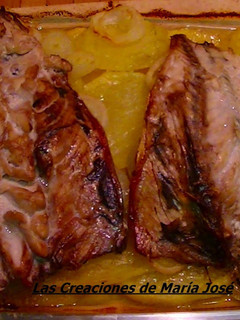 Una foto de Caballa al horno sobre cama de patatas y cebolla