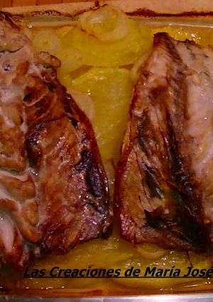 Foto principal de Caballa al horno sobre cama de patatas y cebolla