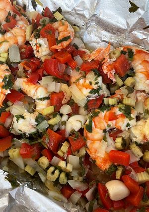 Une photo de Gambas sauvages au poivron, céleri, coriandre et citron vert
