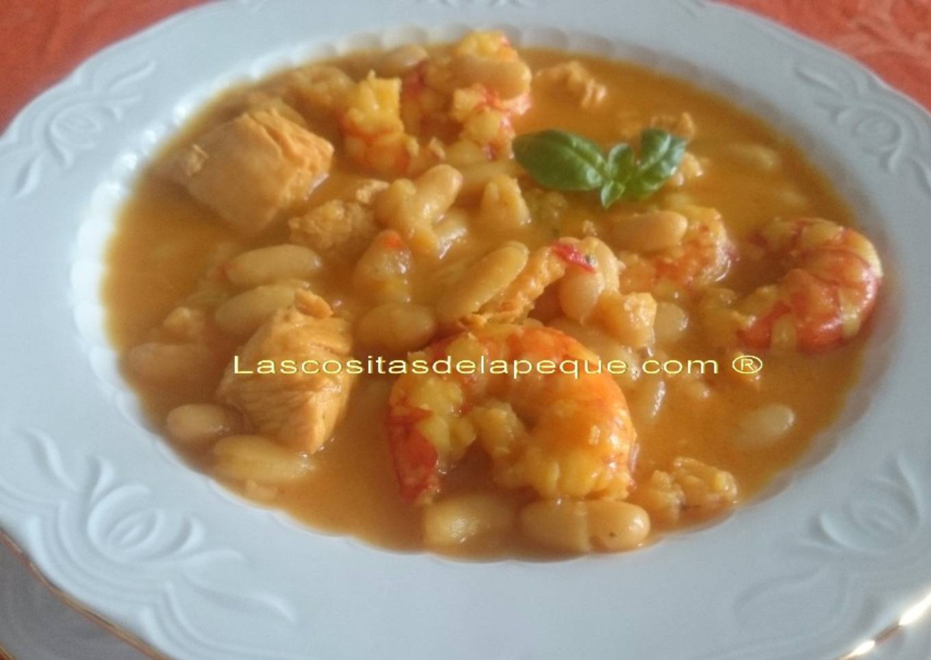 Alubias con pechuga de pollo y gambones