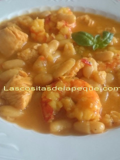 Una foto de Alubias con pechuga de pollo y gambones