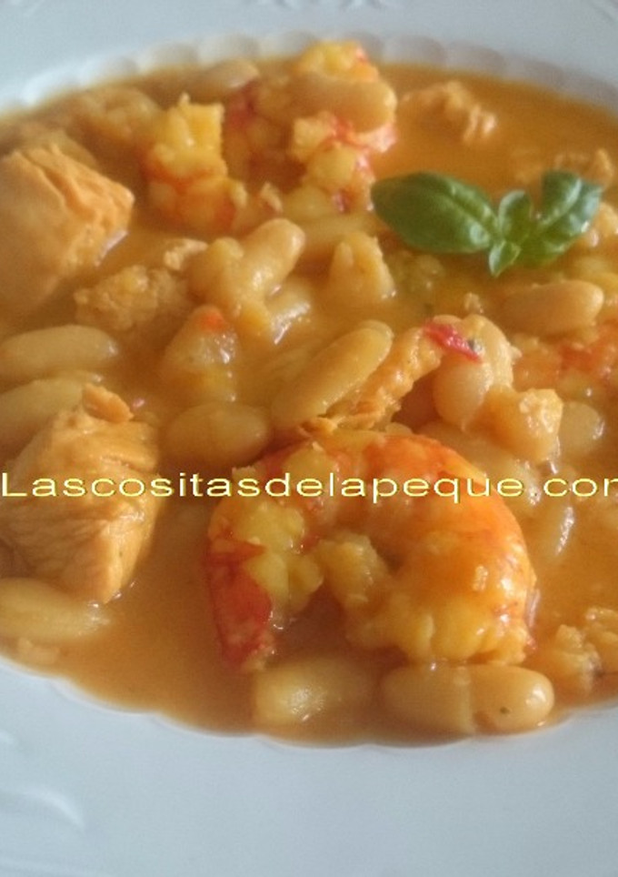 Una foto de Alubias con pechuga de pollo y gambones