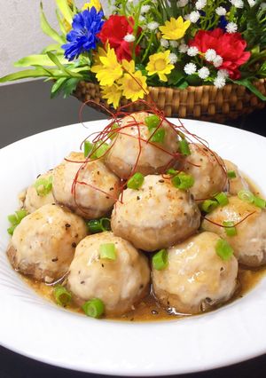 Hình của món Tôm trộn thịt gà xay nhồi nấm đông cô hấp, sốt dầu hào.