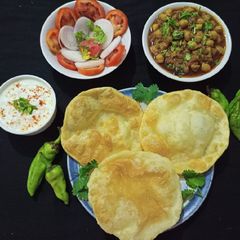 આલુ ભટુરે (Aloo Bhature Recipe in Gujarati) A picture of આલુ ભટુરે (Aloo Bhature Recipe in Gujarati).