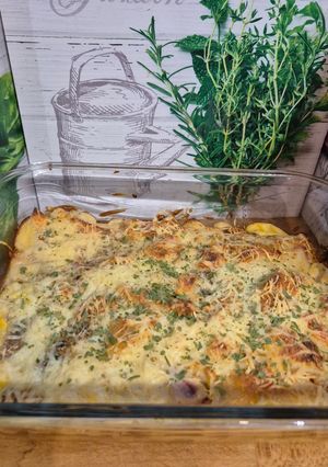 Une photo de Gratin de pommes de terre rissolées aux morceaux de cordon bleu et sa béchamel