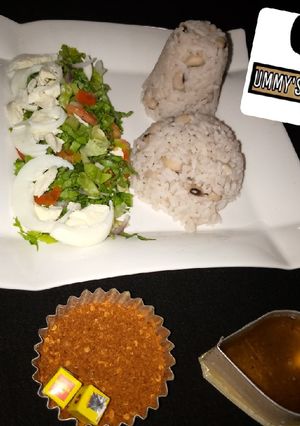 A picture of Rice & beans, wif salad.