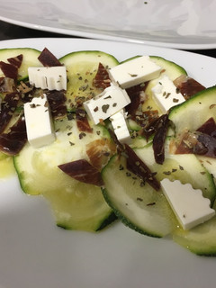 Una foto de Carpaccio de calabacín