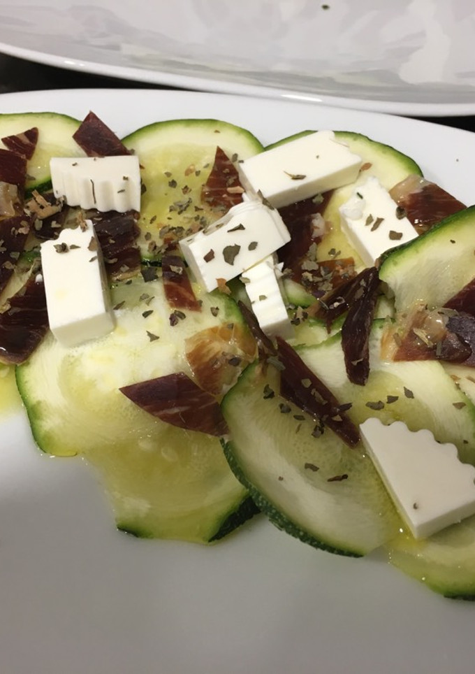 Una foto de Carpaccio de calabacín