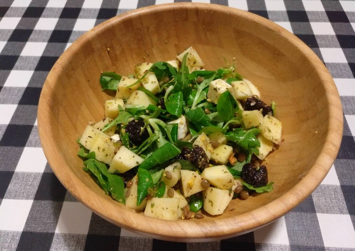 Ensalada de rúcula y canónigos con manzana, ciruelas pasas y queso Brie