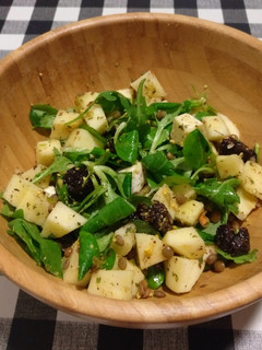 Una foto de Ensalada de rúcula y canónigos con manzana, ciruelas pasas y queso Brie