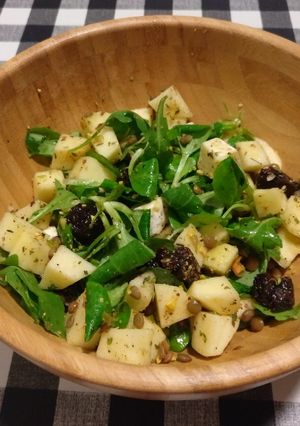 Una foto de Ensalada de rúcula y canónigos con manzana, ciruelas pasas y queso Brie