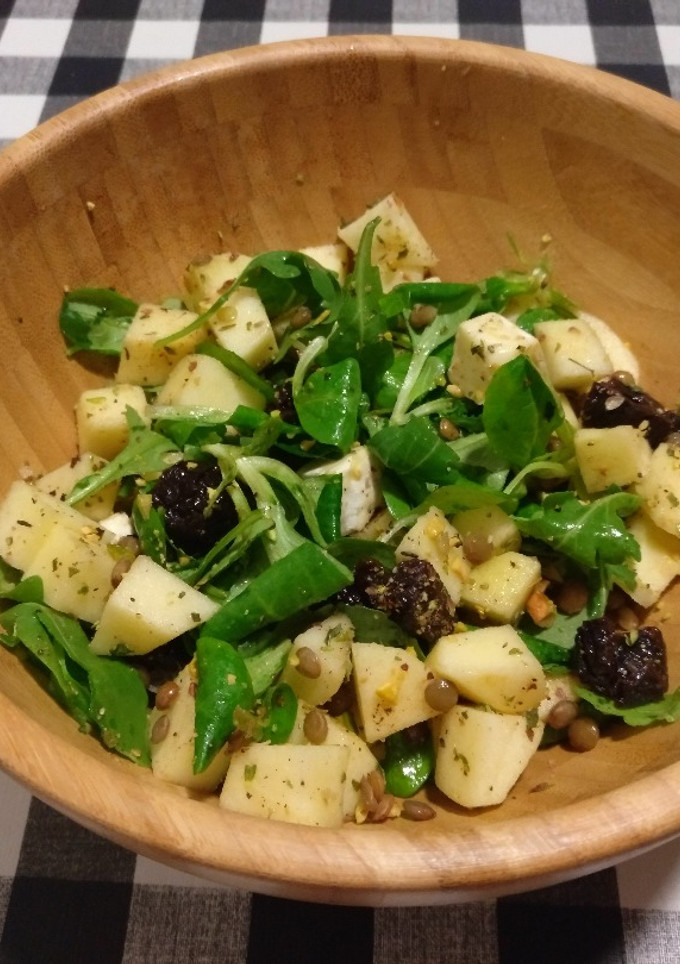 Una foto de Ensalada de rúcula y canónigos con manzana, ciruelas pasas y queso Brie