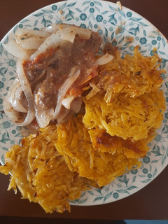 Una foto de Carne en bistec con patacón
