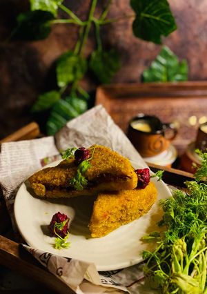 বিটরুট স্টাফ ব্রেড পকোড়া(Beetroot stuffed bread pakoda recipe in bengali) রেসিপির প্রধান ছবি