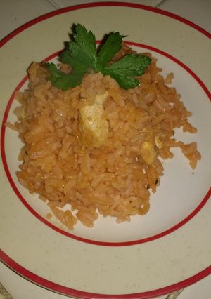 Una foto de Arroz colorado con pollo