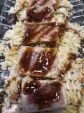 Tataki de atún rojo sobre lecho de arroz
