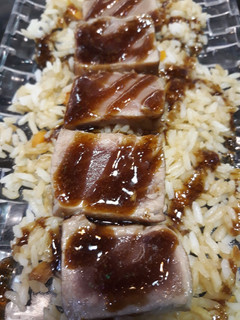 Una foto de Tataki de atún rojo sobre lecho de arroz