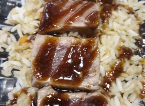 Una foto de Tataki de atún rojo sobre lecho de arroz