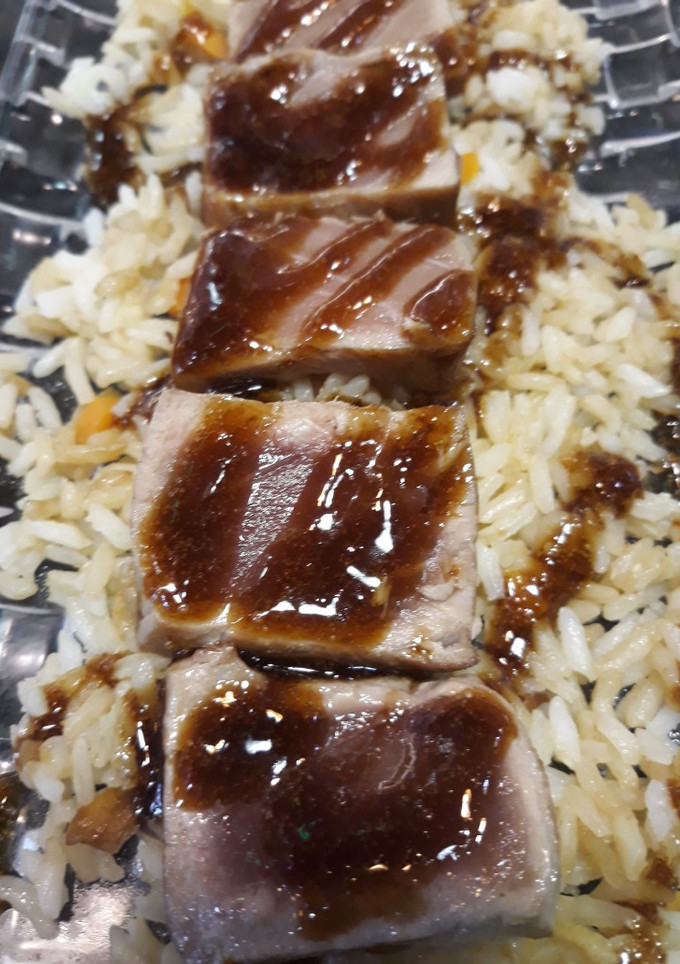 Una foto de Tataki de atún rojo sobre lecho de arroz