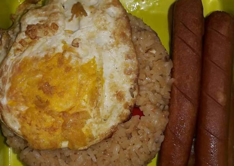 Cara Gampang Membuat Nasi Goreng Pedas with Telur Mata Sapi&amp;Sosis Goreng#bekalsekolahwisnu#Maree, Enak