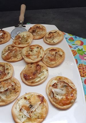 Une photo de Minispizzas aux endives, chèvre, miel et thym
