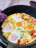 Frühstück mit Eiern und Kohl