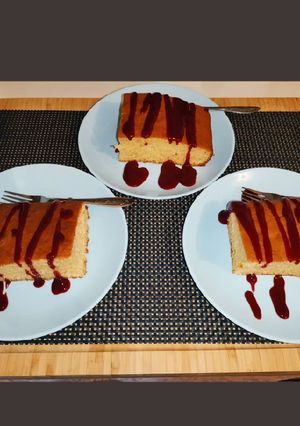Une photo de Gâteau nature super moelleux aux coulis de fruits rouges