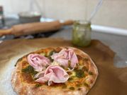 Una foto de pesto para pizza