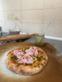 Una foto de Pizza de pesto y jamón york