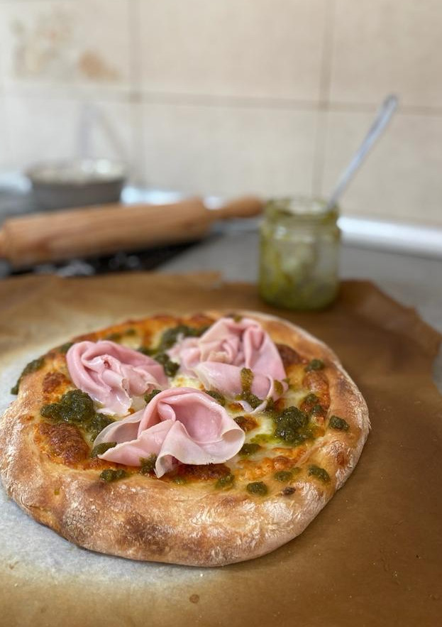 Una foto de Pizza de pesto y jamón york