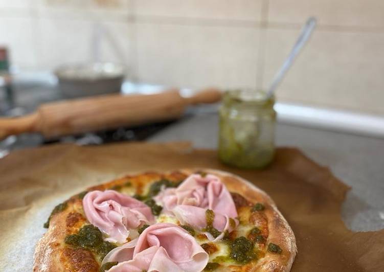 Pizza de pesto y jamón york