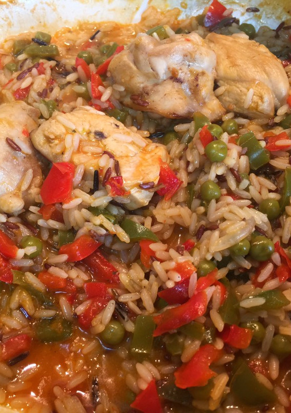 Una foto de Arroz con pollo y pimientos