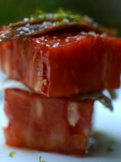 Una foto de Ensalada de tomate rosa de Barbastro, anchoas y boquerones