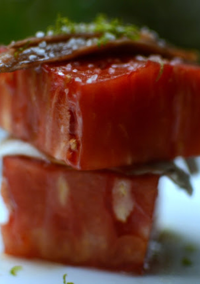 Una foto de Ensalada de tomate rosa de Barbastro, anchoas y boquerones