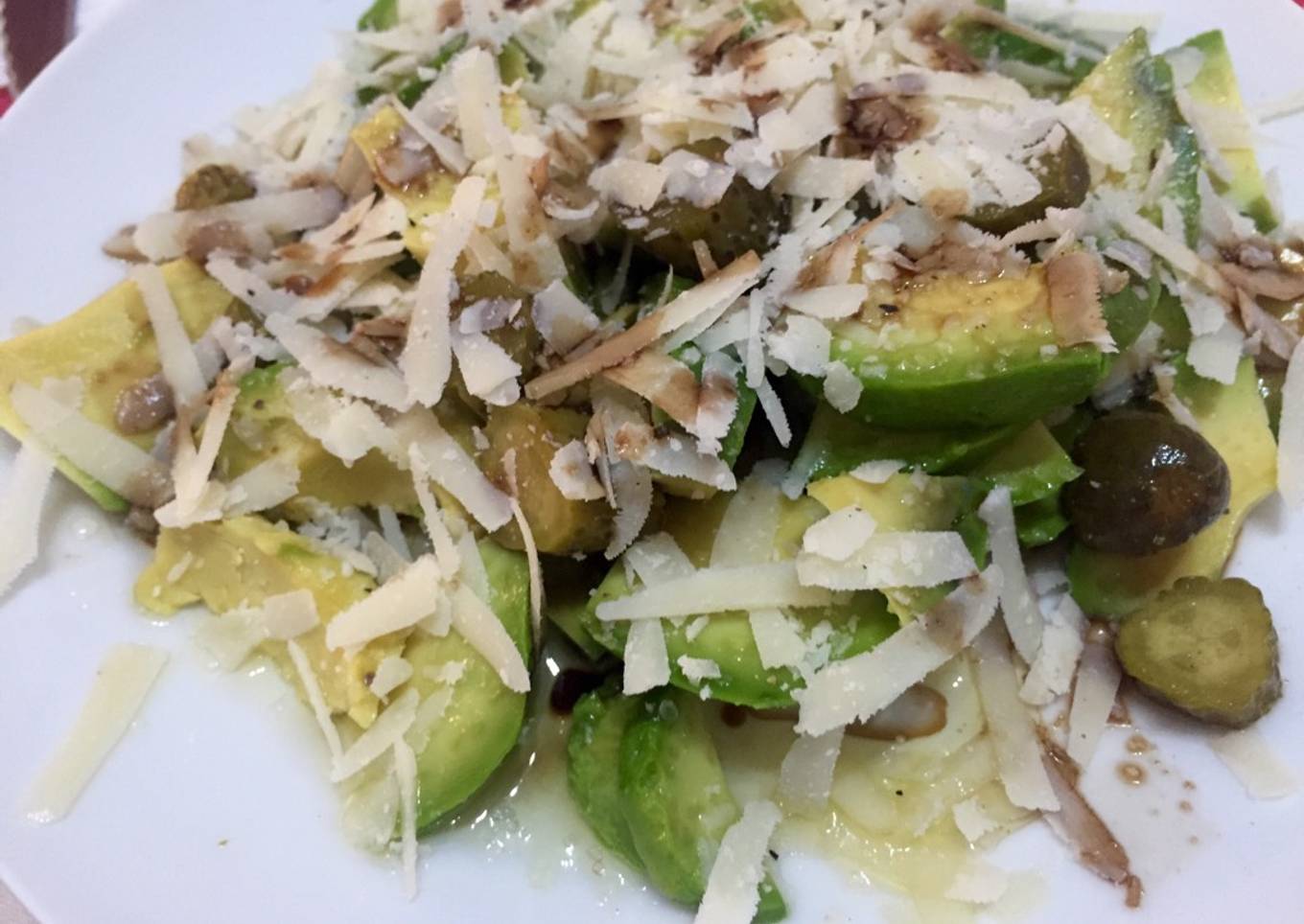 Ensalada de aguacate y parmesano