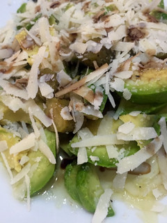 Una foto de Ensalada de aguacate y parmesano