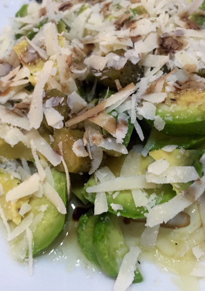 Una foto de Ensalada de aguacate y parmesano
