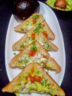 हेल्दी एवोकाडो चीज़ टोस्ट इन 10 मिनिट्स (इन एयर फ्रायर) रेसिपी मुख्य फोटो