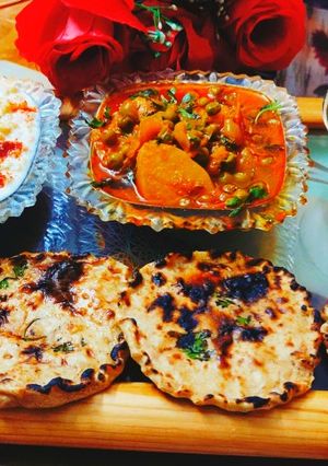 मटर आलू की सब्जी और तंदूरी रोटी (Matar aloo ki sabzi aur tandoori roti recipe in hindi) रेसिपी मुख्य फोटो