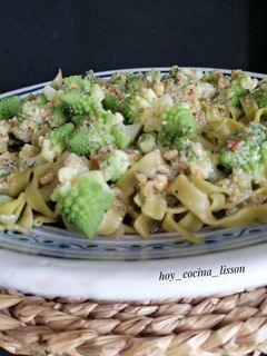 Una foto de Romanesco con pasta y setas