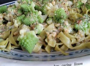 Una foto de Romanesco con pasta y setas