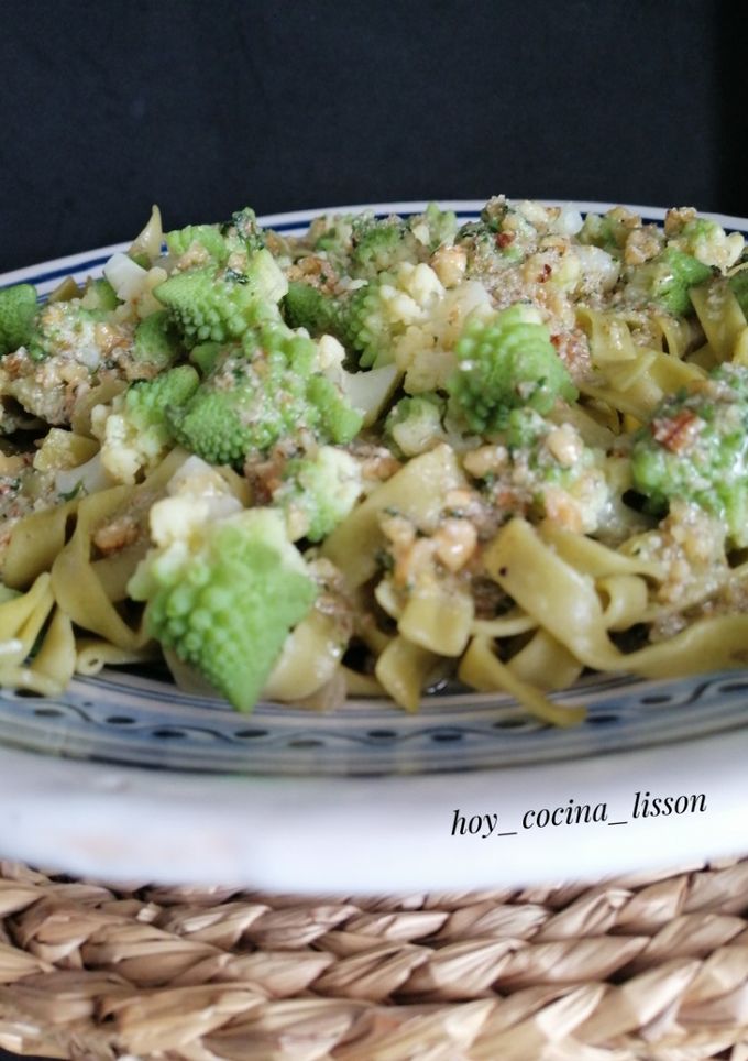 Una foto de Romanesco con pasta y setas