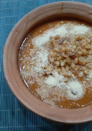 Una foto de Trigo burgol con salsa