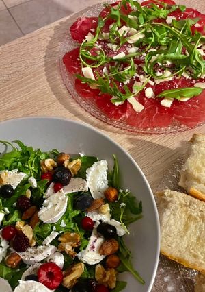 Una foto de Ensalada y carpaccio 🫐🌰