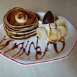 Pancakes con nata, plátano, miel y sirope